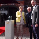 v. l. Petra Sulzer-von der Assen, Gerd Goliberzuch, Dr. Lars Petersen teilen die Freude am Standort der Skulptur vor der Scheune Leiber